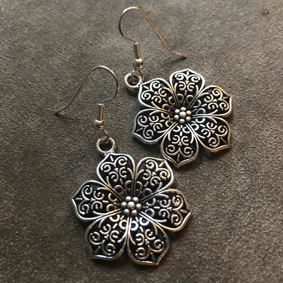 Silver Nepalese Zen Lace Flower Earrings - Picture 2 of 3